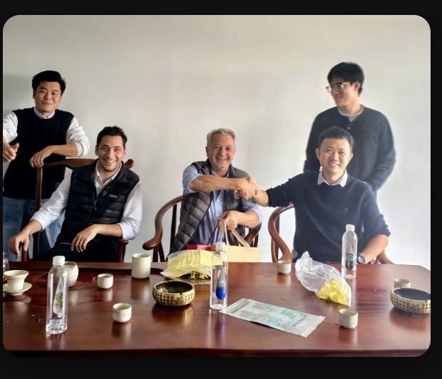 Apretón de manos entre cliente y socio en China — cierre de acuerdo