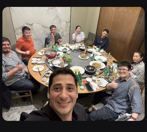 Cena de negocios en China con equipo e importadores — operación en curso